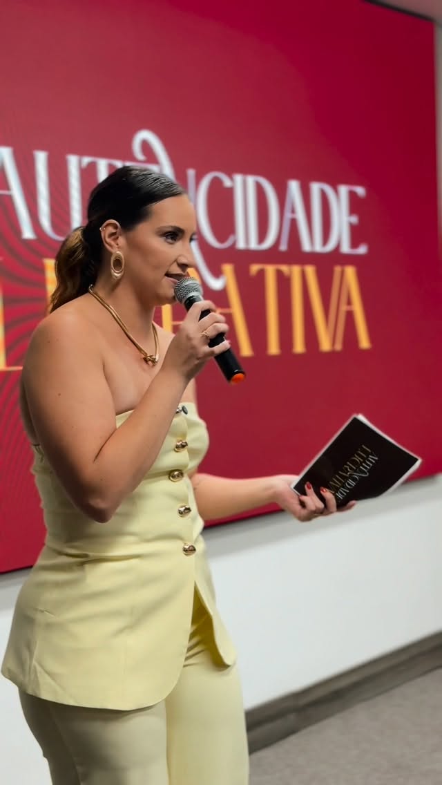 Rafa Andrade no palco da imersão Autenticidade Lucrativa — edição anterior
